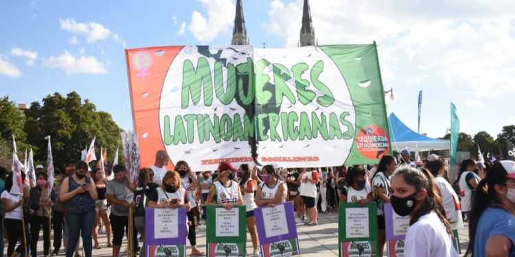Masiva movilización de mujeres por el 8M en el epicentro de La Plata