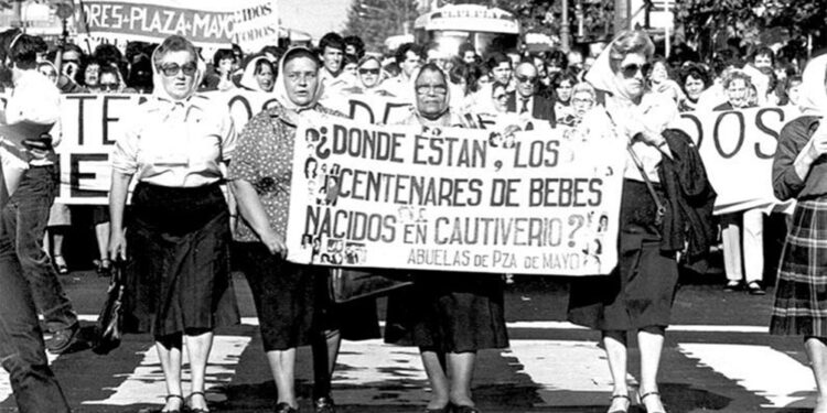 Las mujeres argentinas y su lucha por saber donde estaban sus nietos e hijos desaparecidos