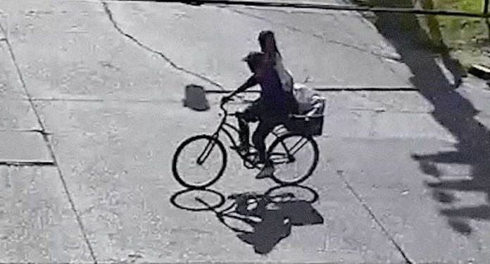 El captor en uno de los videos de las cámaras de seguridad, donde lleva a Maia en bicicleta