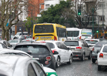 Irritabilidad al volante: “La gente está apurada por llegar a ningún lado” (Andrés Calamaro)