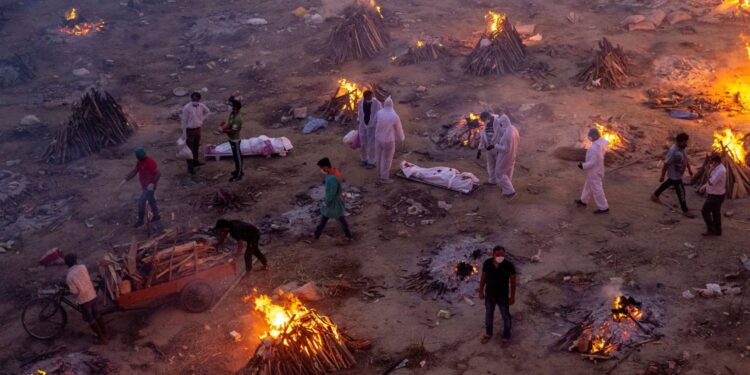 Tremenda imagen de lo que se vive en India, con cremaciones masivas por el coronavirus