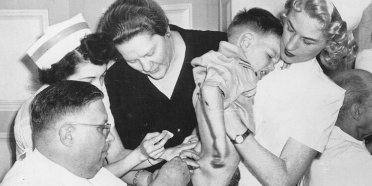 Foto de época. Vacunación contra la Polio (Télam)