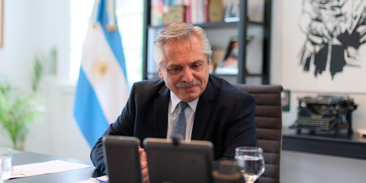 El Presidente "volvió a solicitar la ayuda de su par de Rusia para garantizar el envío regular de vacunas hacia la Argentina"