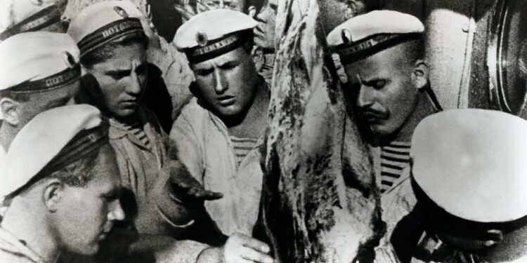 Aquella película de 1925 mostraba a la heroica tripulación levantarse cuando lo que le vendían era carne con gusanos, y hoy nosotros somos una tripulación en un barco en medio de la tempestad