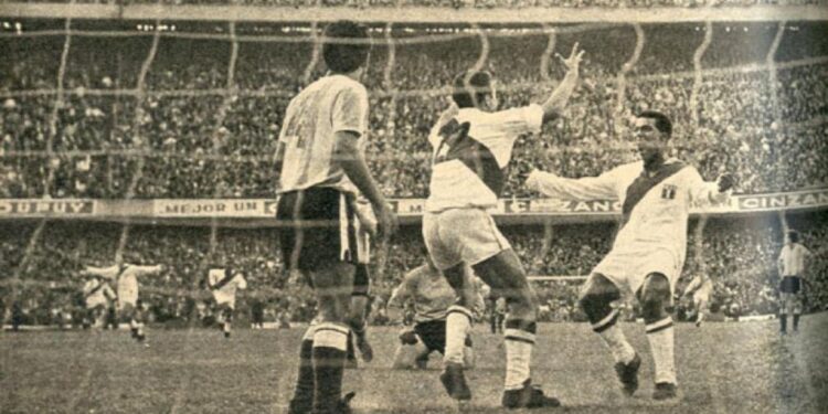 Una imagen del fatídico 2 a 2 con Perú en la Bombonera que dejó a la Argentina por única vez fuera de una Copa del Mundo por razones estrictamente deportivas