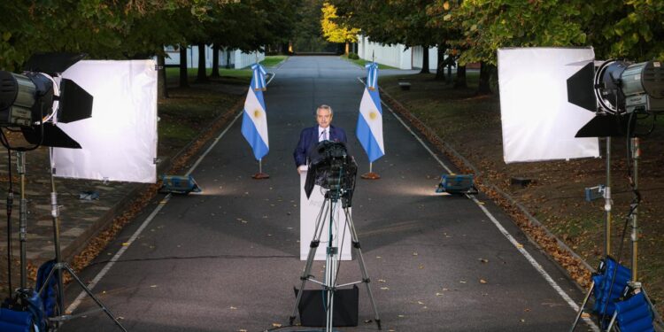 El Presidente, que padece Covid, dio su mensaje al aire libre en la Quinta de Olivos