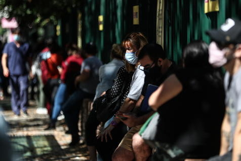 Largas filas para los hisopados en hospitales del AMBA. EPA/JUAN IGNACIO RONCORONI