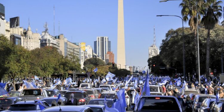 "Las restricciones del Covid-19 están rompiendo la breve tregua política de Argentina. Las rivalidades profundamente arraigadas resurgen en medio de meses de bloqueos" (The Guardian , 20 de mayo de 2021)