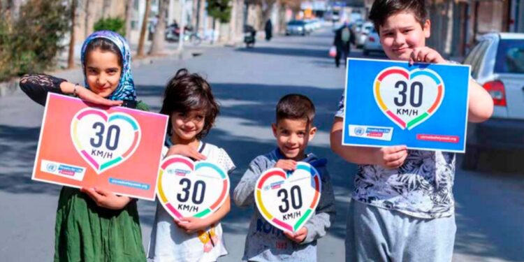 Con el lema "Calles para la vida" busca promover que el límite en las ciudades sea de 30 km/h