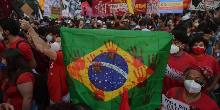 En medio del peor momento de sus popularidad, Bolsonaro recurre al fútbol a meses de las elecciones presidenciales del 2022