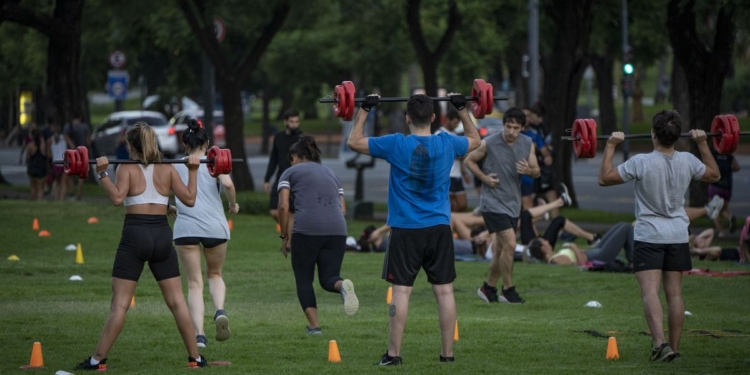 En los parques y plazas de La Plata, miles de jóvenes siguieron esta semana realizando actividad física