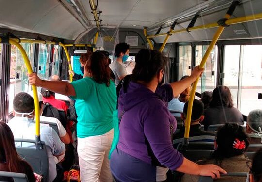 El transporte público, foco de contagio cuando van así, repletos (foto Telam)