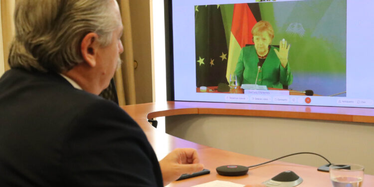 El presidente en su entrevista vía Web con Angela Merkel