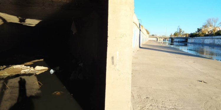 Agua podrida en el arroyo “El Gato” (video)