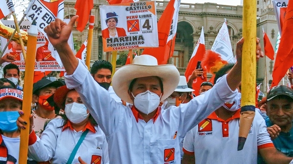Pedro Castillo (51), aventajaba por más de medio punto porcentual (50,2% a 49,7%) a la postulante apoyada por el poder económico, Keiko Fujimori (45)