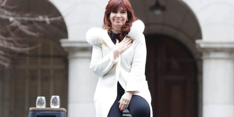 Cristina Fernández, junto al gobernador bonaerense Axel Kicillof, encabezó este lunes un acto en el Hospital de Niños "Sor María Ludovica" de La Plata
