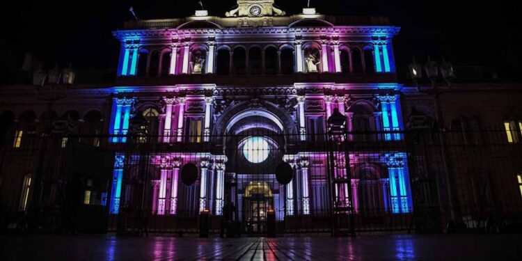 Casa de Gobierno, iluminada con los colores de la bandera de orgullo trans