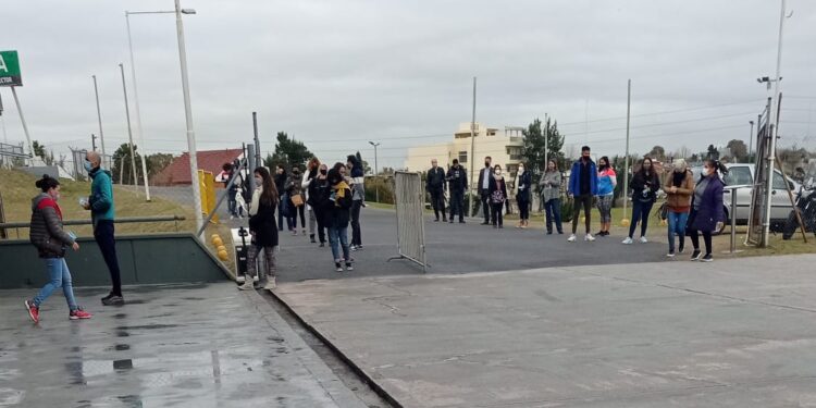 El desfile de gente fue incesante en el Estadio Ciudad de La Plata. Foto: 90lineas.com
