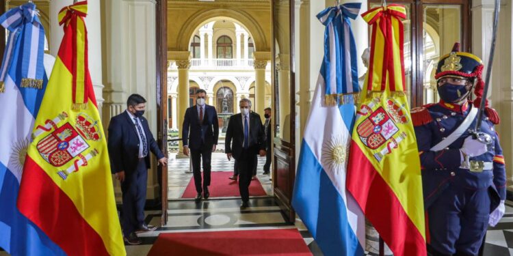 El Presidente con el jefe de gobierno español en una visita clave que se quiso minimizar