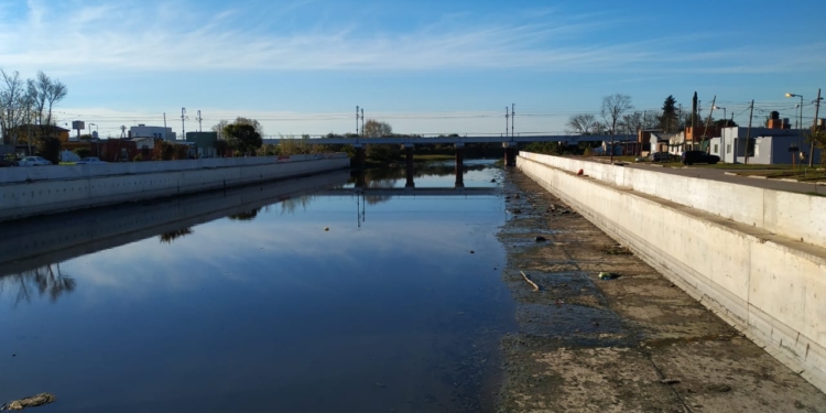 Agua podrida en el arroyo “El Gato” (video)