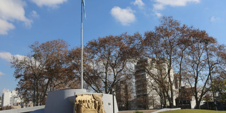El tradicional monumento a la bandera, en Plaza Belgrano de 13 y 40