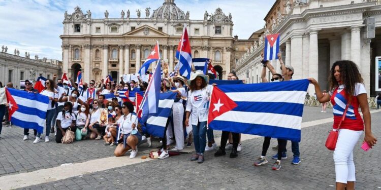 Los cubanos frente a la basílica San Pietro (Foto Pamela Francescato)