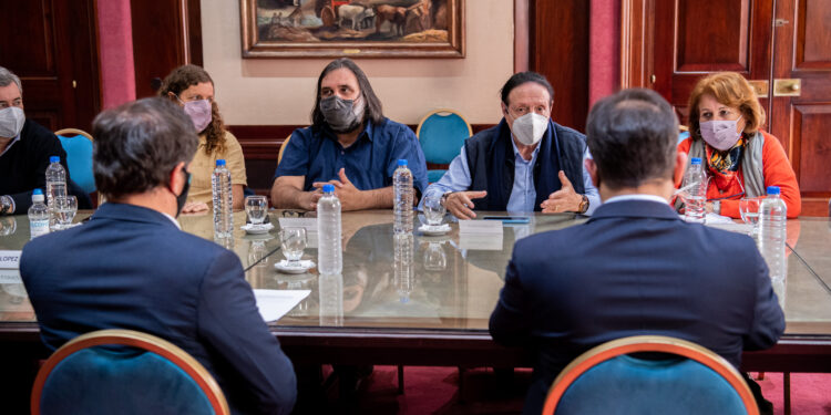 El Gobernador de la provincia de Buenos Aires, Axel Kicillof, encabezó un reunión con distintos gremios acompañado por parte de su gabinete.
Foto: Mariano Sanda