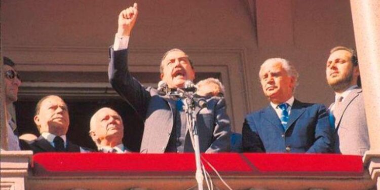 Alfonsín y Antonio Cafiero en el histórico balcón de la Semana Santa de 1987