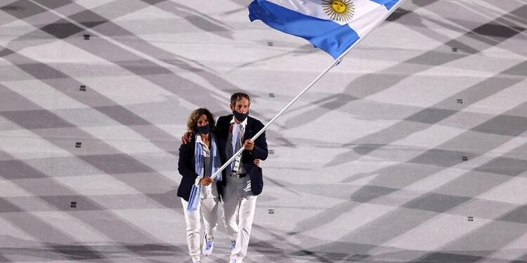 Lange y Carranza Sarioli, con la bandera argentina en Tokio 2020 (Foto: @juegosolimpicos)