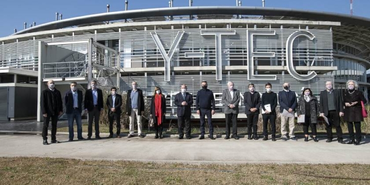 Los representantes de las instituciones firmantes al_comienzo del acto en el predio de Y-TEC, en la localidad de_Berisso. FOTOS Gentileza MINCyT