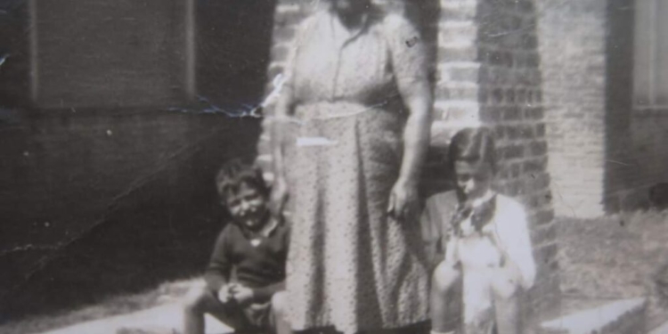 Foto histórica donde el autor de estas líneas está junto a su abuela