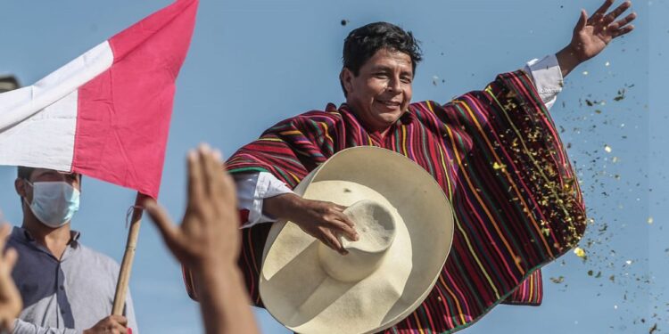 El maestro rural y líder campesino Pedro Castillo finalmente fue proclamado como próximo presidente de Perú (La República)