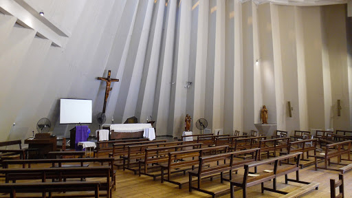 La parroquia Santa Teresa, por dentro. Sale del estilo clásico de las iglesias platenses