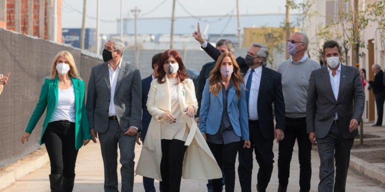 La foto del día, el Presidente junto a la Vicepresidenta, el Gobernador y los referentes del Frente de Todos, unidos (Foto Presidencia de la Nación)