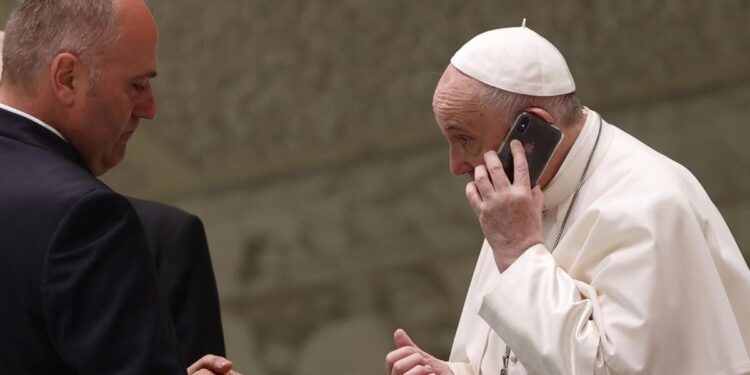 El Papa interrumpe por una llamada urgente la audiencia general