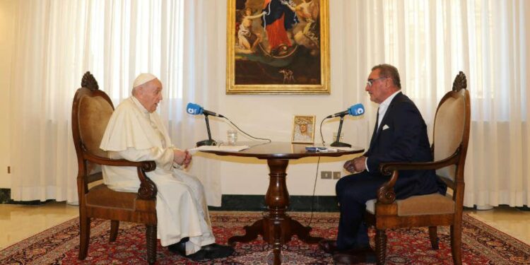 El Papa durante la entrevista de la radio Española Cope