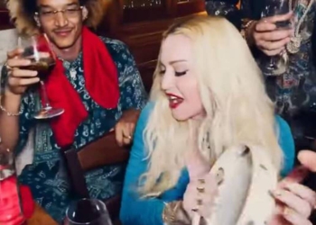 Madonna con la pandereta canta y baila «Bella ciao» en un restaurante de Italia