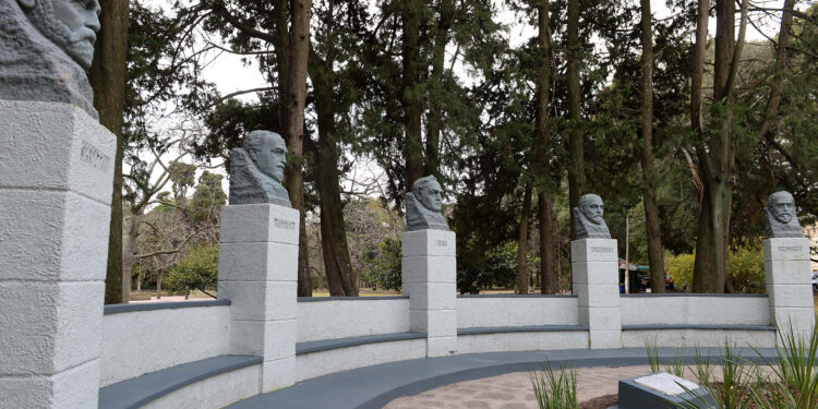 Monumento a los "Cinco sabios" frente al Museo de Ciencias Naturales