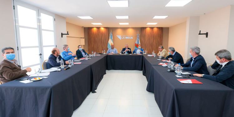 Alberto encabezó con gobernadores peronistas un relanzamiento de su gestión