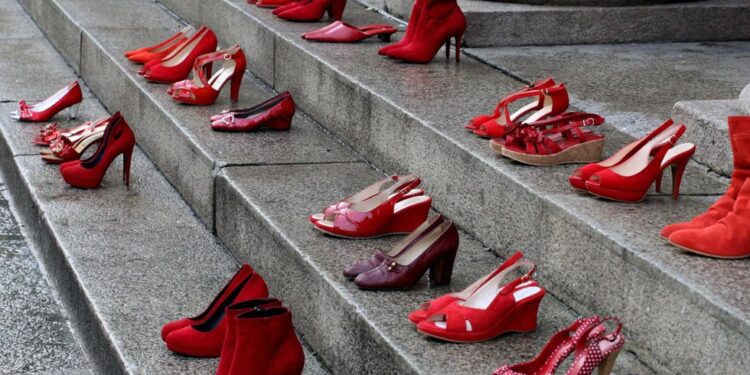 Zapatos rojos como símbolo de la violencia contra la mujer en Italia