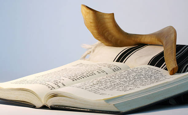 Objetos religiosos judaicos utilizados para la oración: un shofar, tallis y un libro de oraciones