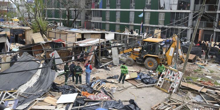 El desalojo fue seguido por la demolición de las construcciones precarias (Foto Daniel Davobe)