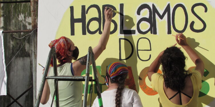 Integrantes del grupo "¿De qué hablamos cuando hablamos de Chagas?" colaboran en el mural