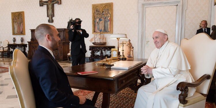 Francisco nombró miembro ordinario de la Academia Pontificia de Ciencias Sociales del Vaticano al ministro de Economía