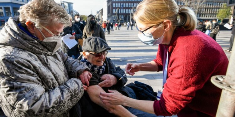 Los países europeos continuan llamando a los ciudadanos a vacunarse. Foto AFP