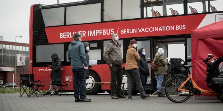 En Europa, las muertes por coronavirus aumentaron a casi 4.200 por día la semana pasada, el doble de lo que se registró en septiembre.Foto: AFP
