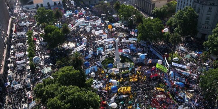 La Plaza de Mayo colmada por peronistas, en el día de la militancia