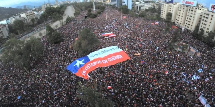 Una de las tantas movilizaciones multitudinarias que se realizaron durante el estallido social que inició en Chile en octubre de 2019 (crédito imagen: Radio Universidad de Chile)