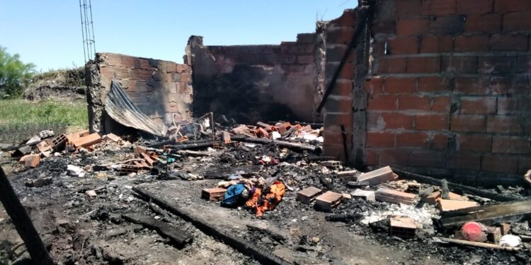 Dos casillas fueron consumidas por el fuego en el barrio Puente de Fierro, Altos de San Lorenzo