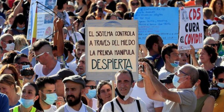 Una manifestación de antivacunas en España. Son los principales contagiados de la nueva ola europea de Covid-19, aunque perjudican a todos (imagen: La Vanguardia)